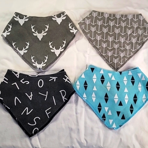 Bundle of 8 bibs, slight stains on a few - Picture 3 of 5